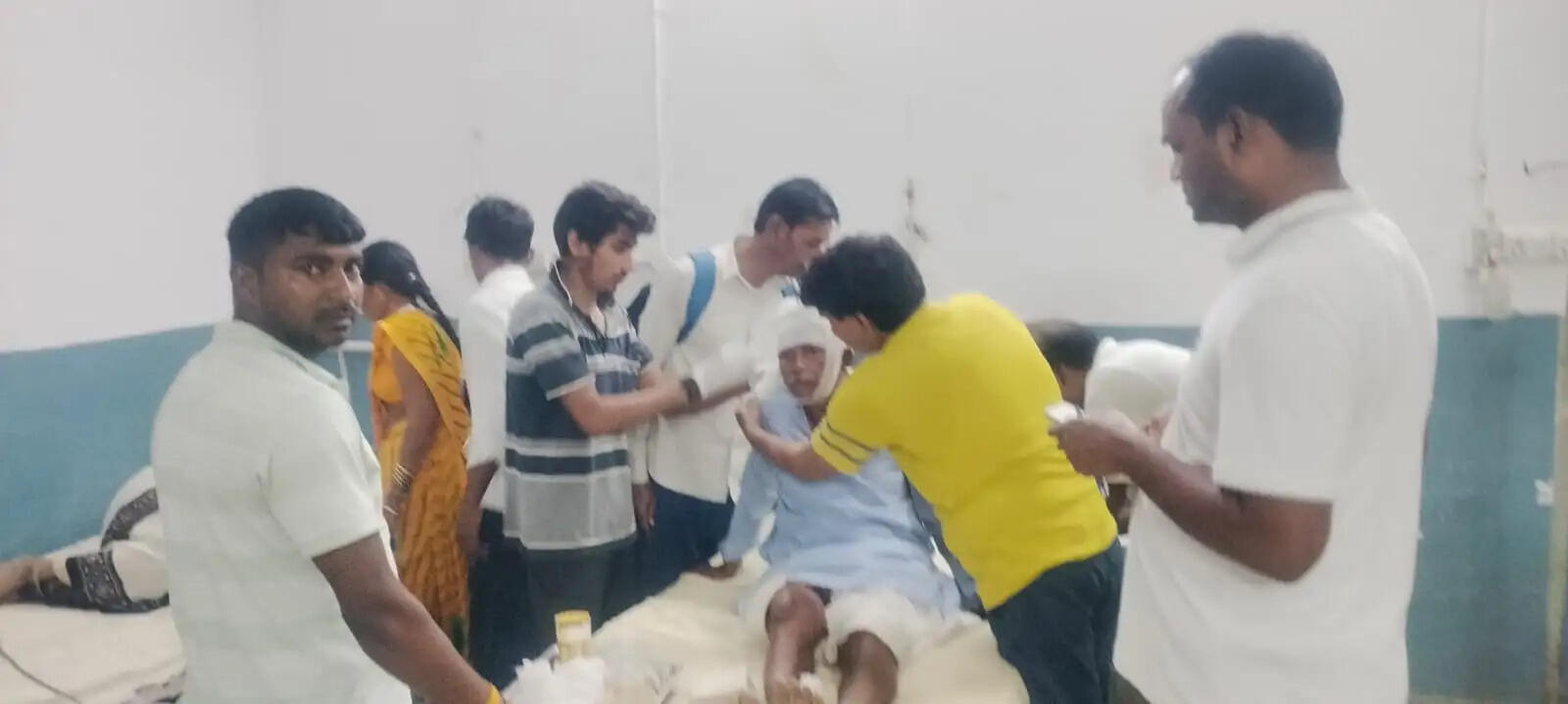 लखनऊ-वाराणसी हाइवे पर टूरिस्ट क्रूजर खंभे से टकराई, 12 घायल