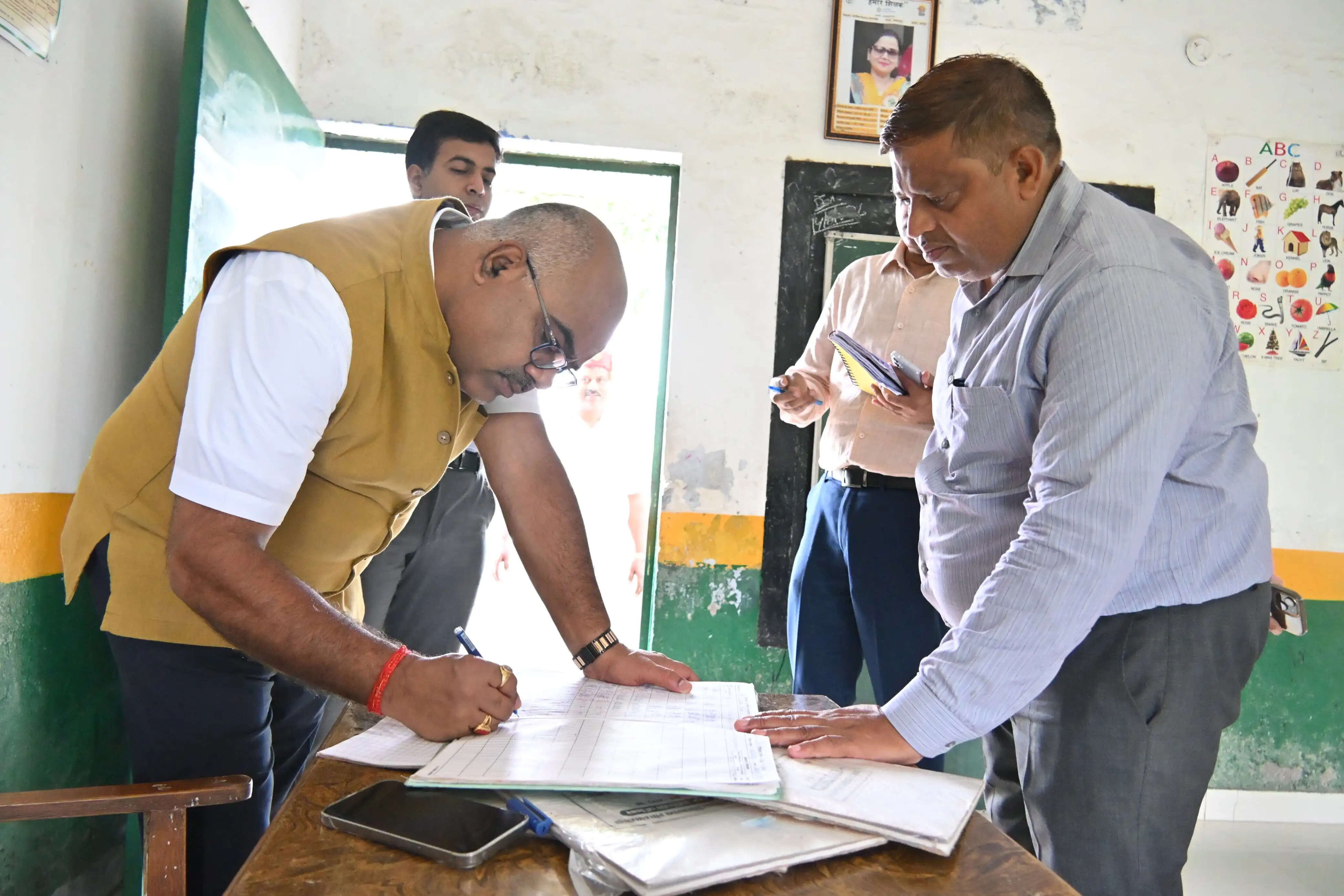शिक्षकों की गैरहाजिरी पर जिलाधिकारी सख्त, खंड शिक्षा अधिकारी का वेतन रोका