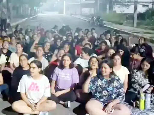 फरीदाबाद : छांयसा मेडिकल कॉलेज में समस्याओं पर फूटा छात्राें का गुस्सा, किया प्रदर्शन