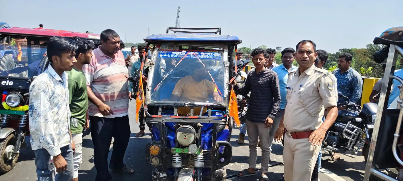 राघोपुर ओवरब्रिज पर सड़क हादसा, परीक्षा देने जा रहे भाई-बहन घायल