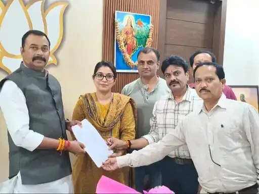 भोपाल:&nbsp;फंदा जनपद कार्यालय को अरेरा हिल्स में शिफ्ट करने की मांग, जनपद के अधिकारियों ने विधायक विष्णु खत्री से की मुलाकात