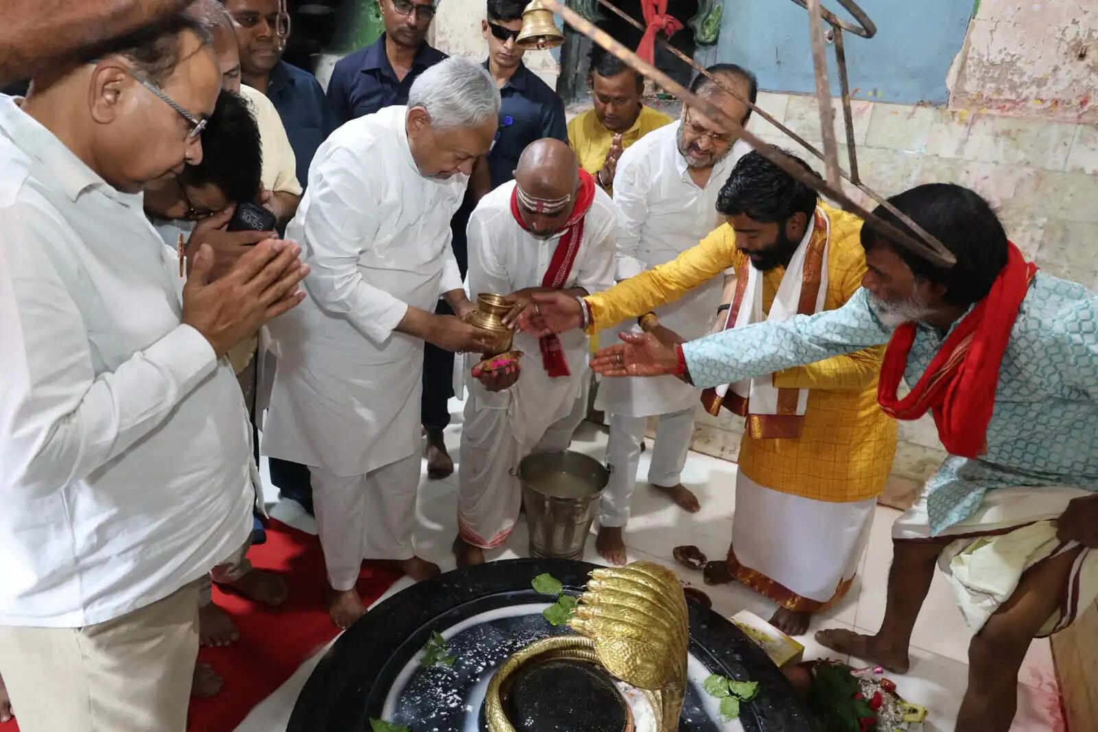 नीतीश कुमार ने उमानाथ मंदिर में की पूजा-अर्चना