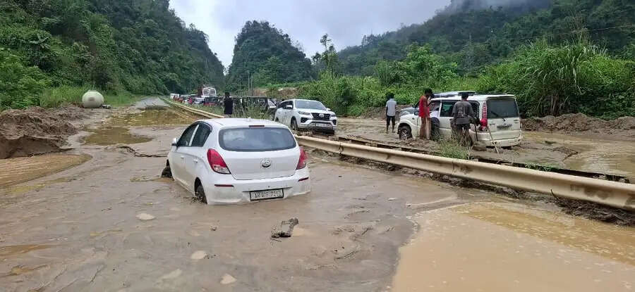 भूस्खलन के चलते कुछ घंटों के लिए राष्ट्रीय राजमार्ग रहा बंद
