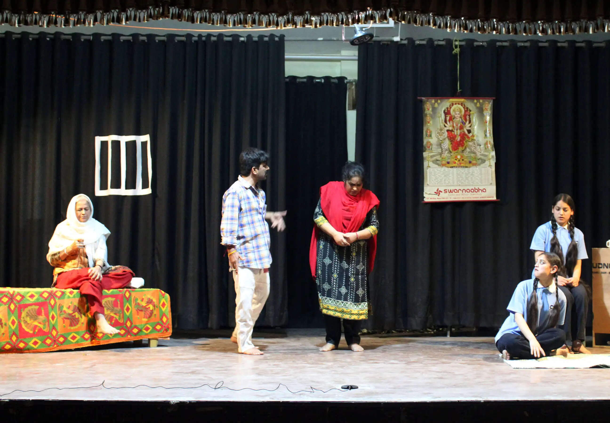 रंगमंच: आदमी के स्वार्थीपन और महिला सशक्तिकरण के बीच ...कोहरे से लड़ती धूप