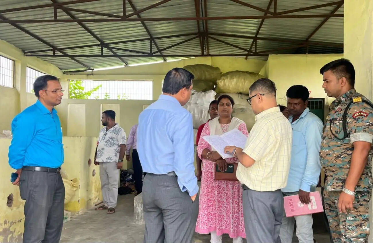 महेशुआ पंचायत में सरकारी योजनाओं का निरीक्षण, उप विकास आयुक्त ने दिए आवश्यक निर्देश