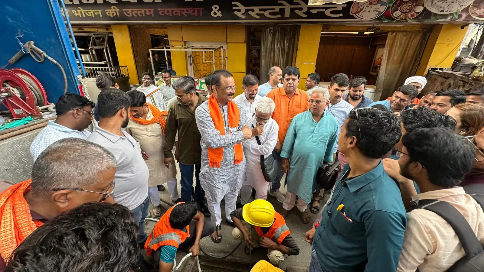 वाराणसी में सीवर लाइन में मिलीं बालू भरी बोरियां, एफआईआर दर्ज