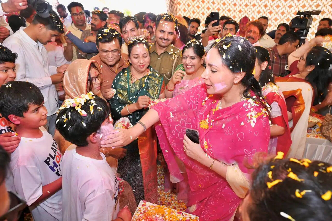 उपमुख्यमंत्री दीया कुमारी ने कार्यकर्ताओं संग खेली फूलों की होली