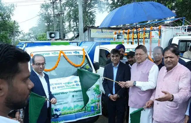 मुख्यमंत्री ने खटीमा में 15 कचरा संग्रहण वाहनों को हरी झंडी दिखाकर किया रवाना