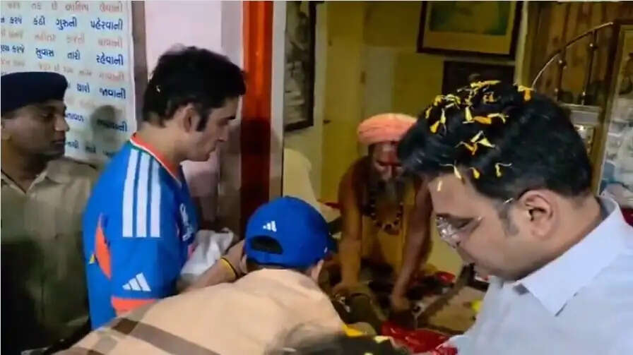 टी-20 वर्ल्ड कप ट्रॉफी के साथ हनुमान मंदिर पहुंचे कप्तान सूर्य, आईआईसी चेयरमैन जय शाह व कोच गंभीर भी रहे साथ