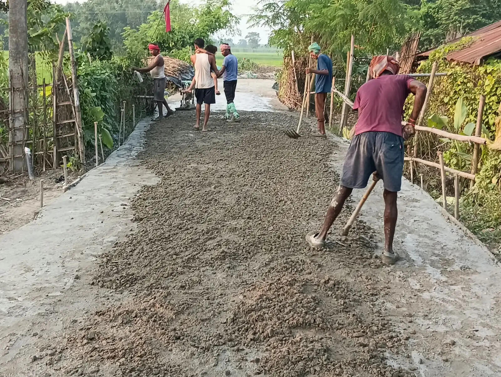 सड़क निर्माण में अनियमितता का आरोप, ग्रामीणों ने निर्माण काम रुकवाया