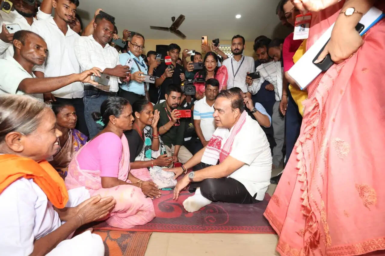 नुमलीगढ़ के बाढ़ राहत शिविर पहुंचे मुख्यमंत्री सरमा, राहत कार्यों का लिया जायजा