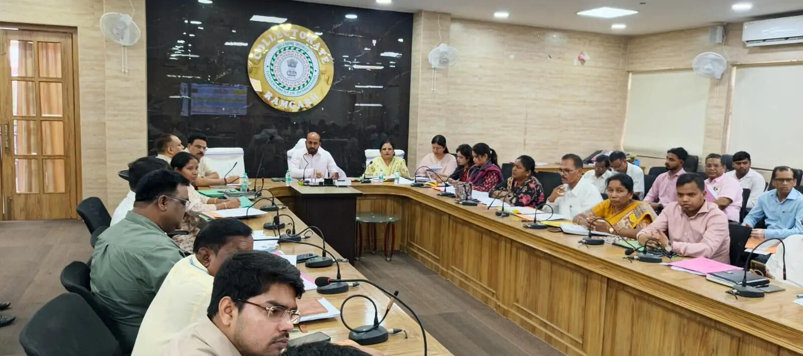 डीसी ने की समीक्षा बैठक, दिए कई निर्देश