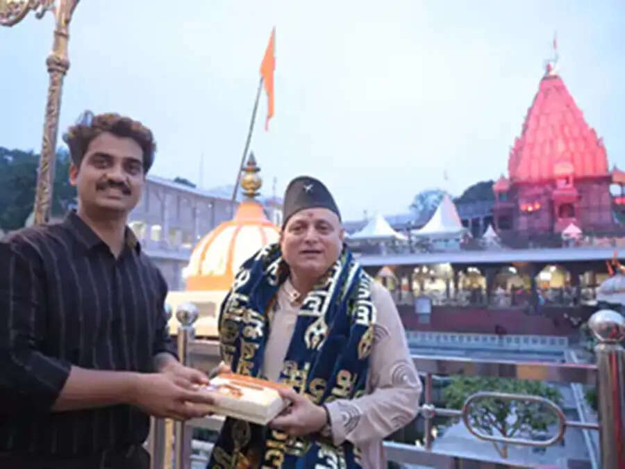 मप्र के उज्जैन महाकाल मंदिर पहुंचे अभिनेता मनोज जोशी, भस्म आरती में हुए शामिल