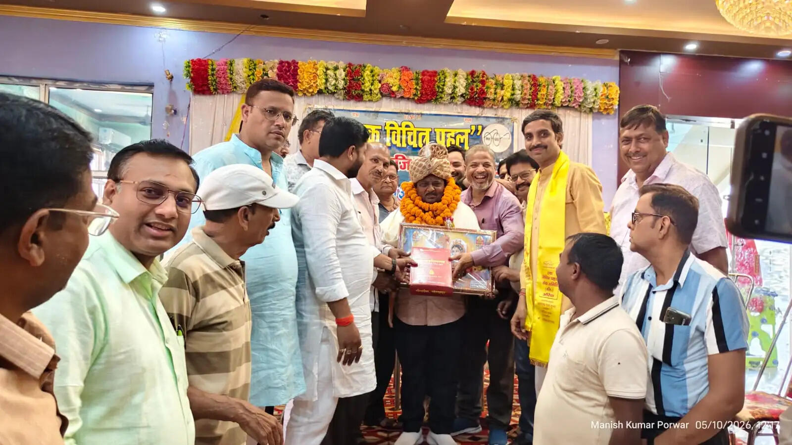संस्था ने समाजसेवी राम आसरे गुप्ता को किया सम्मानित, नए सदस्यों का अभिनंदन