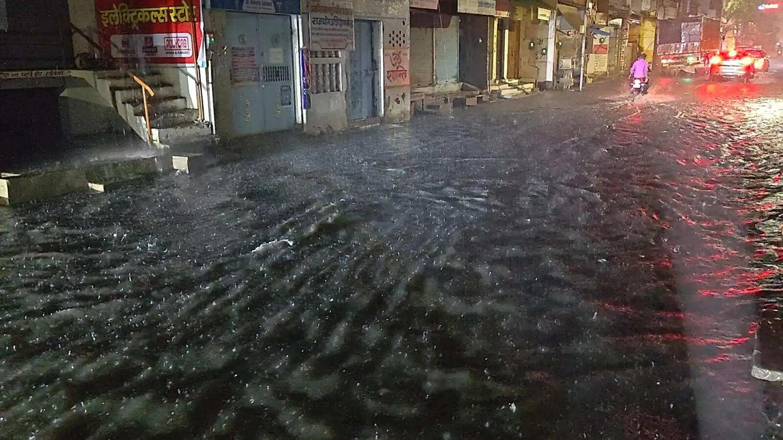 जौनपुर में झमाझम बारिश से मिली गर्मी से राहत, जलभराव ने खोली नगर पालिका के दावों की पोल