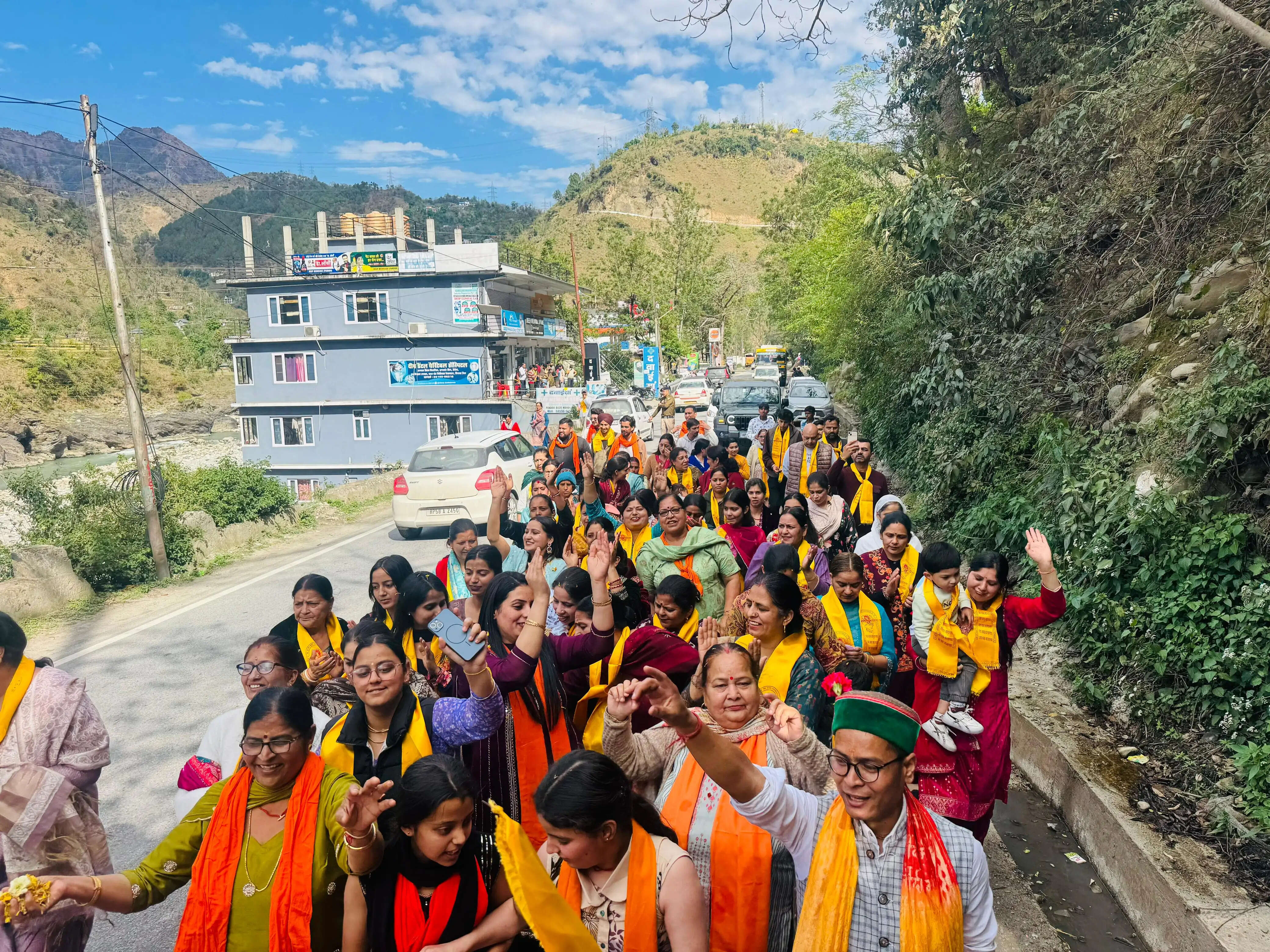 पंडोह में चैत्र मास पर बाबा बालक नाथ मंदिर से निकली भव्य शोभा यात्रा