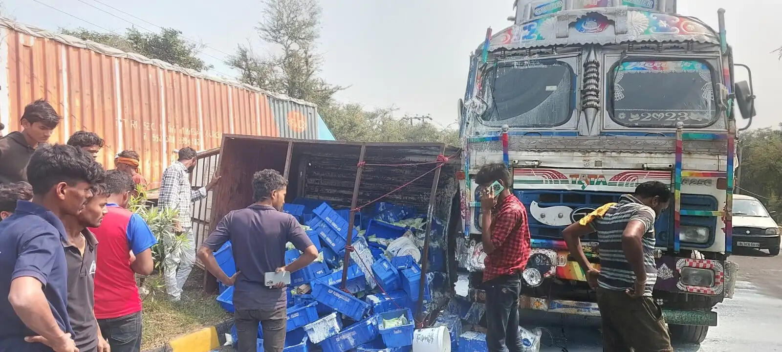 अनियंत्रित तेज ट्रक ने दूध लदे पिकअप में मारी टक्कर, सड़क पर पसरा दूध