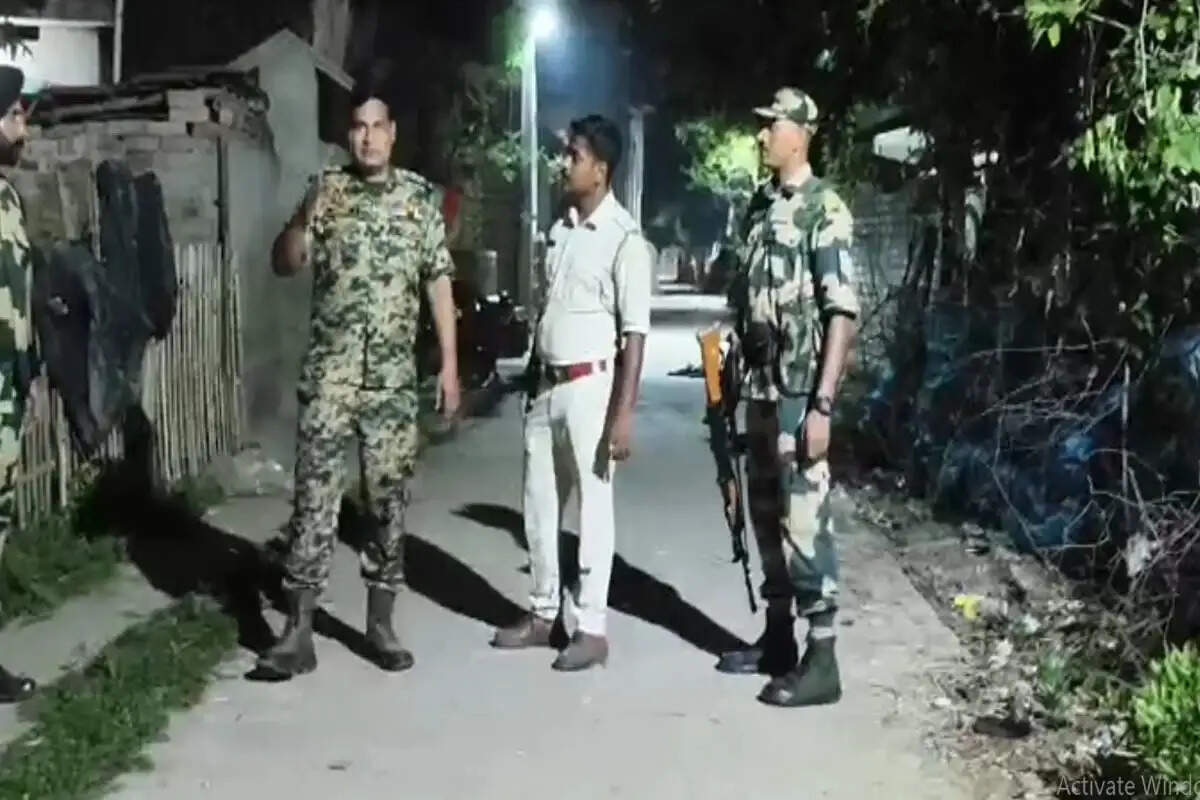 चुनाव 26 : नाओदा में बमबाजी, चुनाव आयोग ने मांगी रिपोर्ट