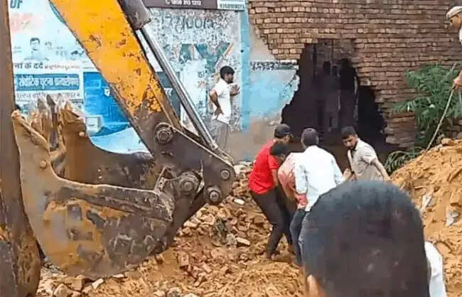 महेंद्रगढ़ में कुएं की खुदाई के दौरान मिट्टी धंसी, मलबे में दबकर वेल्डर की मौत