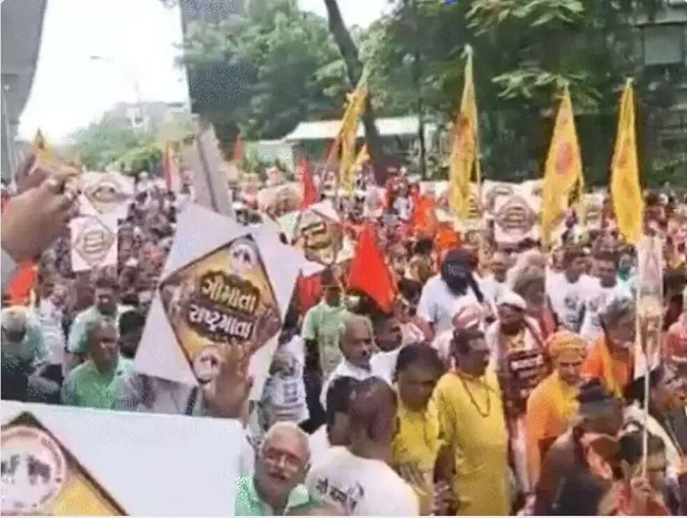 सूरत में गौमाता को 'राष्ट्रमाता' घोषित करने की मांग तेज, खून से लिखे ज्ञापन के साथ गौभक्तों की विशाल रैली
