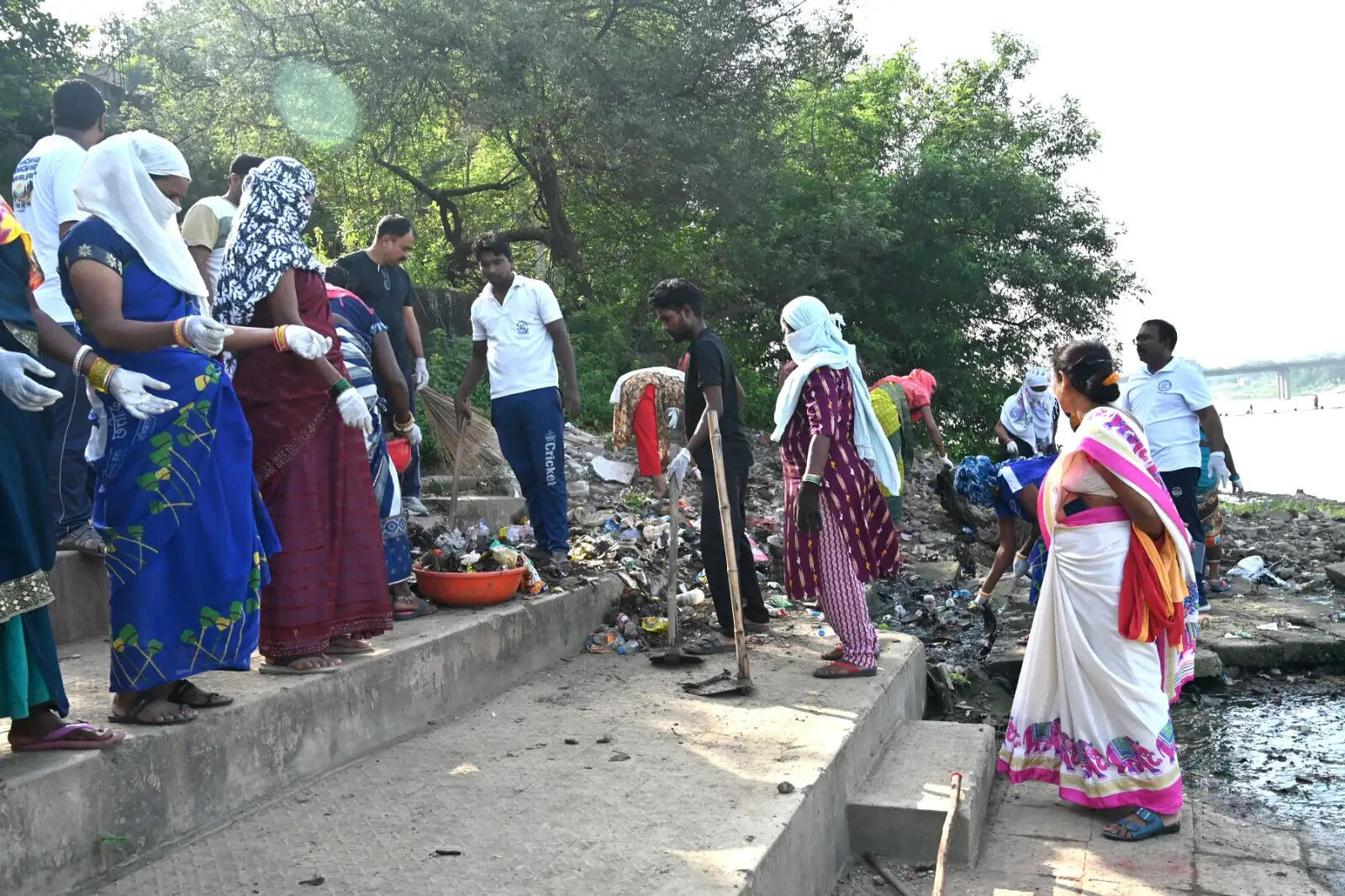 डोंगा घाट में चला विशेष स्वच्छता अभियान, कलेक्टर जन्मेजय महोबे ने किया श्रमदान