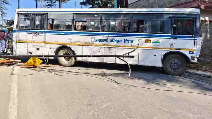 रोडवेज बस के ब्रेक फेल, चालक की सूझबूझ से बची जानें