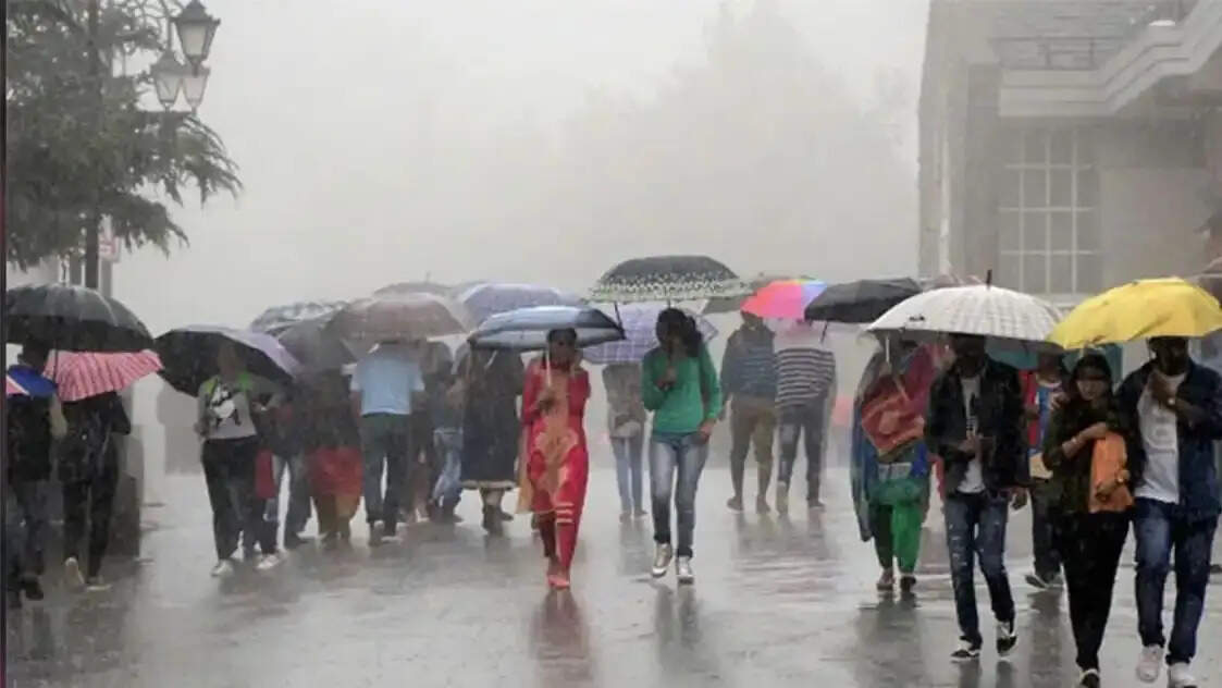 बंगाल में 40 से 50 किमी प्रति घंटा की रफ्तार से चल सकती हैं तेज हवाएं, कई जिलों में भारी बारिश और बिजली गिरने की आशंका
