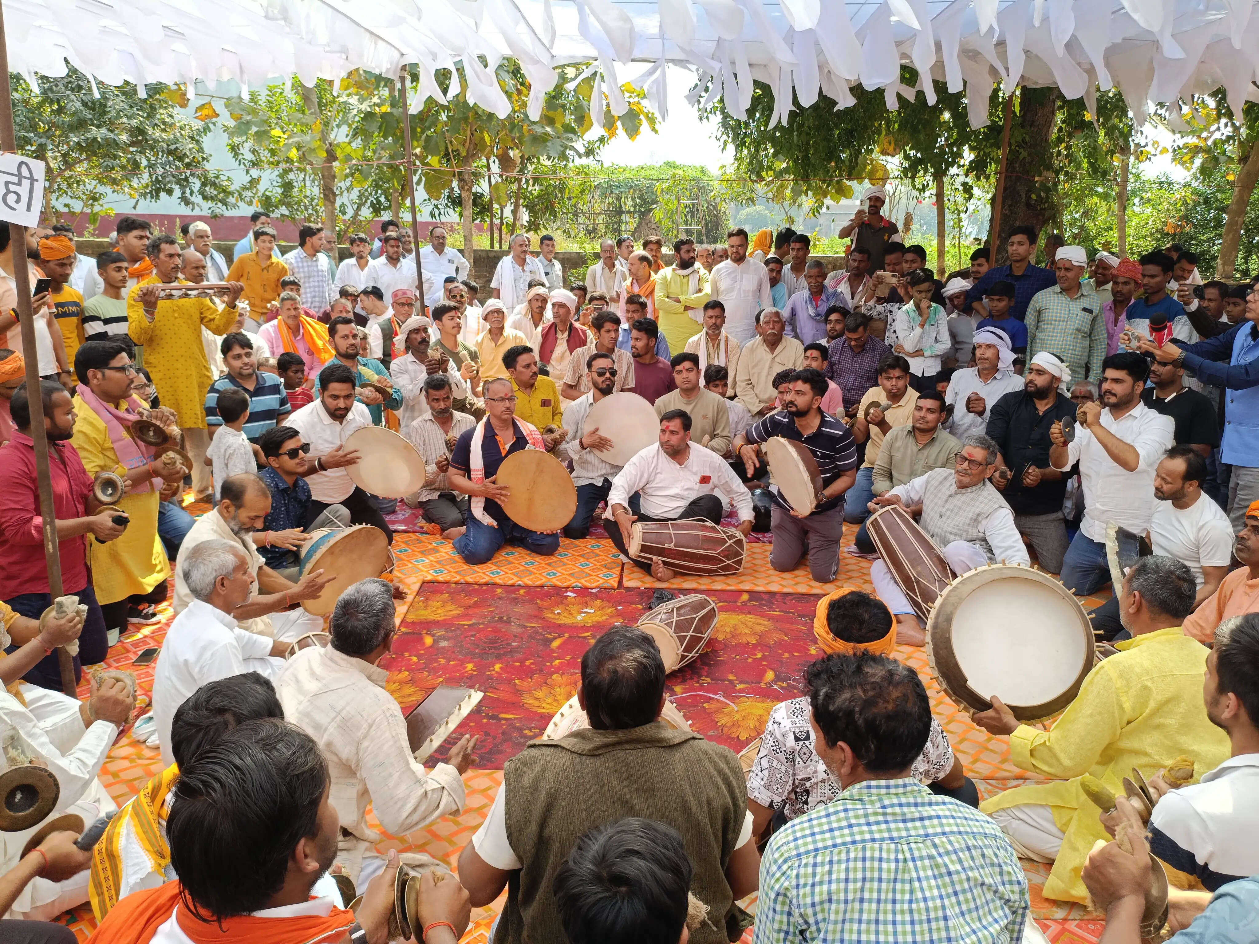 बुजुर्गों से कदमताल कर युवाओं ने अपने कंधे पर ली फाग की परम्परा