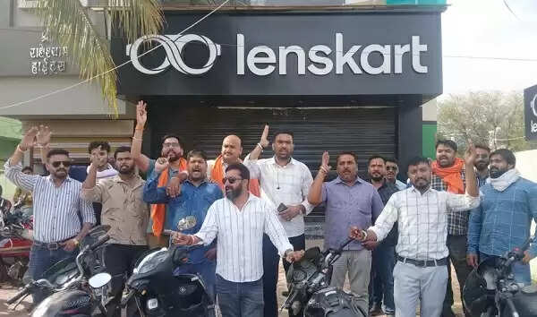 लेंसकार्ट विवाद: बजरंग दल के कार्यकर्ताओं ने लेंसकार्ट शोरूम बंद कराया