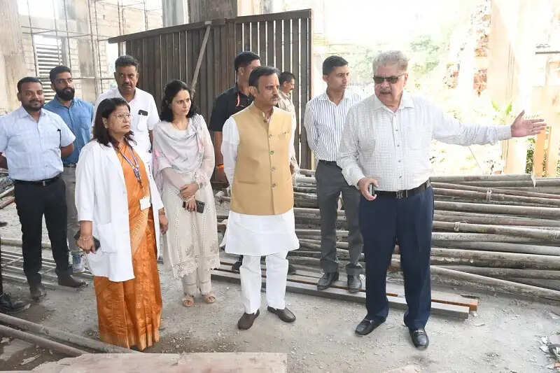 भोपालः उप मुख्यमंत्री शुक्ल ने जीएमसी एवं हमीदिया चिकित्सालय परिसर में निर्माणाधीन कार्यों का किया निरीक्षण
