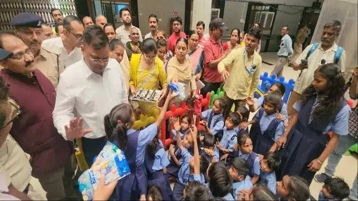 इंदौर जिला प्रशासन की संवेदनशील पहल ने बदल दी 40 बच्चों के जीवन की दिशा