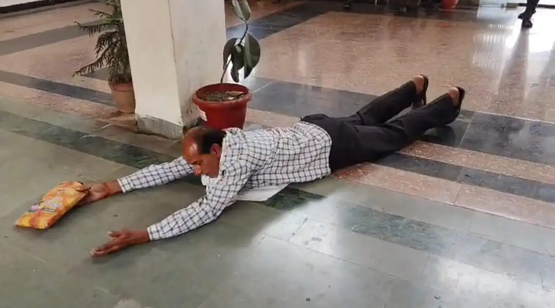 अशोकनगरः कलेक्ट्रेट में हाईवोल्टेज ड्रामा, जनसुनवाई में किसी ने छिडक़ा ज्वलनशील पदार्थ तो कोई इच्छा मृत्यु मांगने पहुंचा