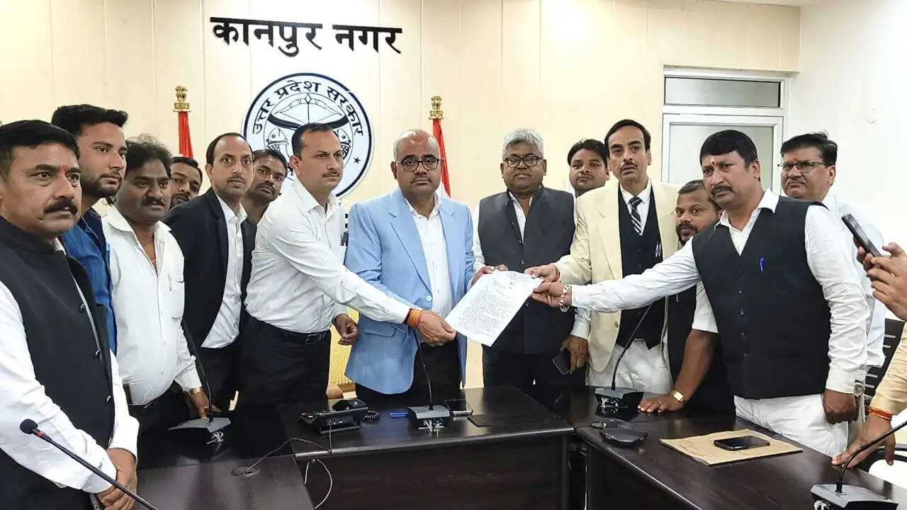 अधिवक्ता राजेश सिंह हत्या मामले में वकीलों ने जताया रोष,जिलाधिकारी से मुआवजे की मांग