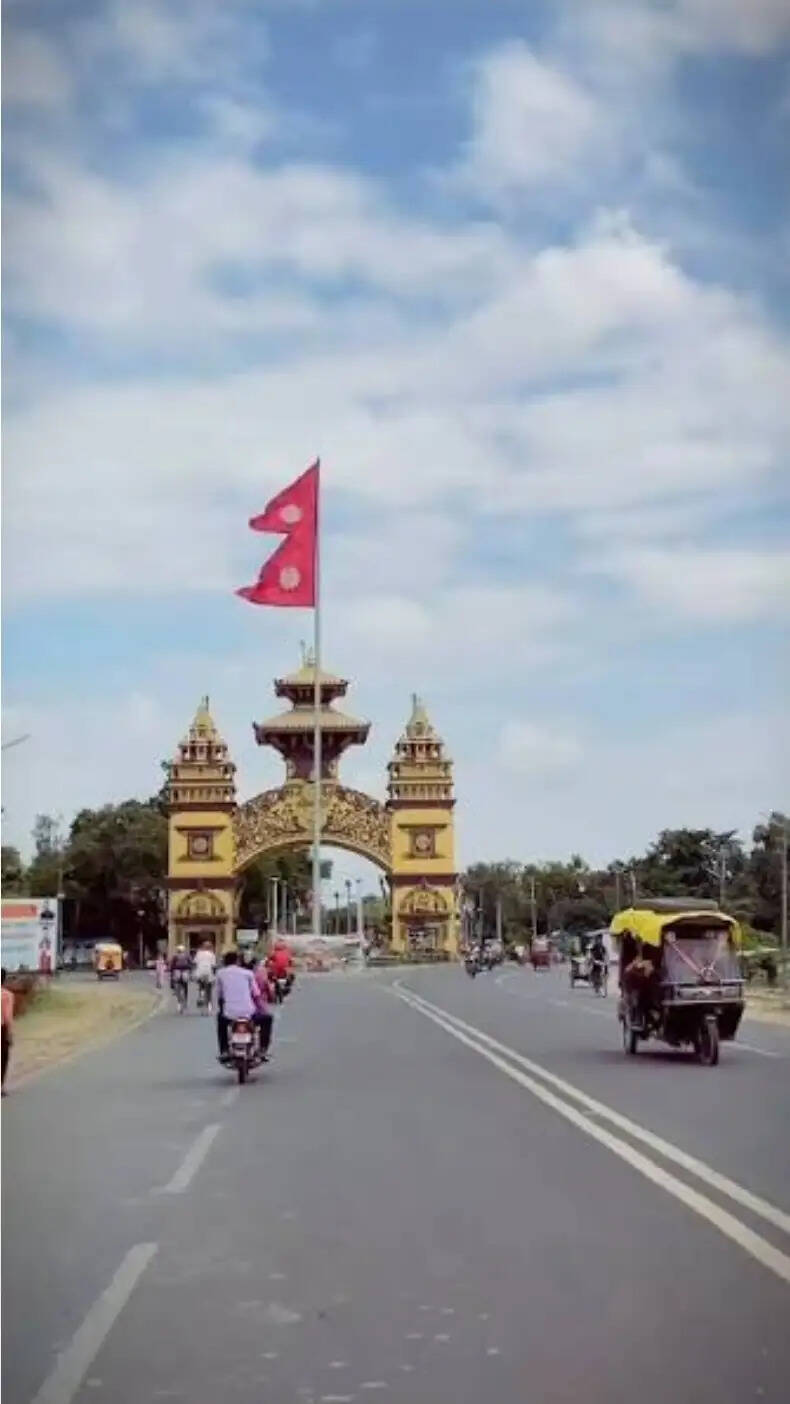 भारत से १०० रुपये से अधिक का सामान लाने पर कस्टम ड्यूटी से सीमा पर कम हुई भीड़