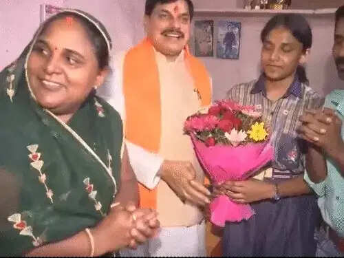 मप्र बोर्ड की स्टेट टॉपर चांदनी के घर पहुंचे मुख्यमंत्री&nbsp;डॉ. यादव,&nbsp;भोपाल के भीमनगर में किया जनसंवाद