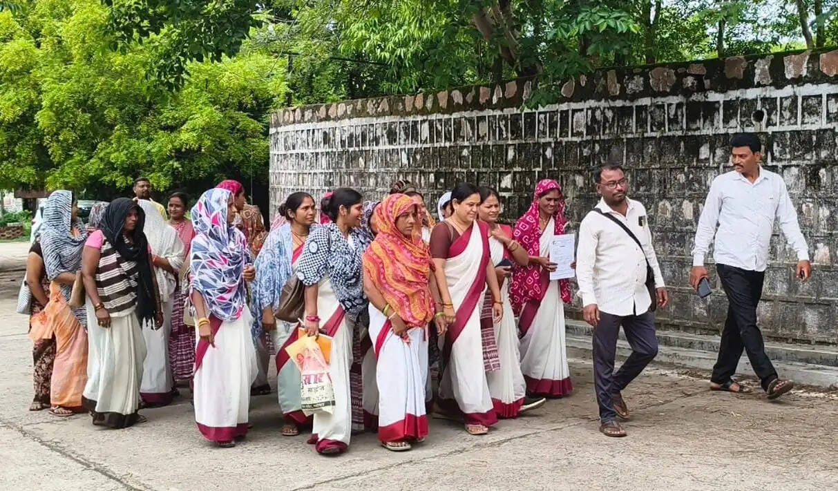 महोबा में आशा कार्यकर्ताओं ने जिलाधिकारी को ज्ञापन सौंपा, वेतन व सामाजिक सुरक्षा और पदोन्नति की उठाई मांग