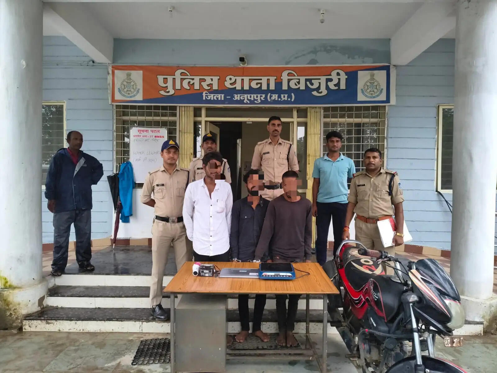 अनूपपुर: सूने घर में चोरी, तीन आरोपी गिरफ्तार, 95 हजार का सामान जब्त