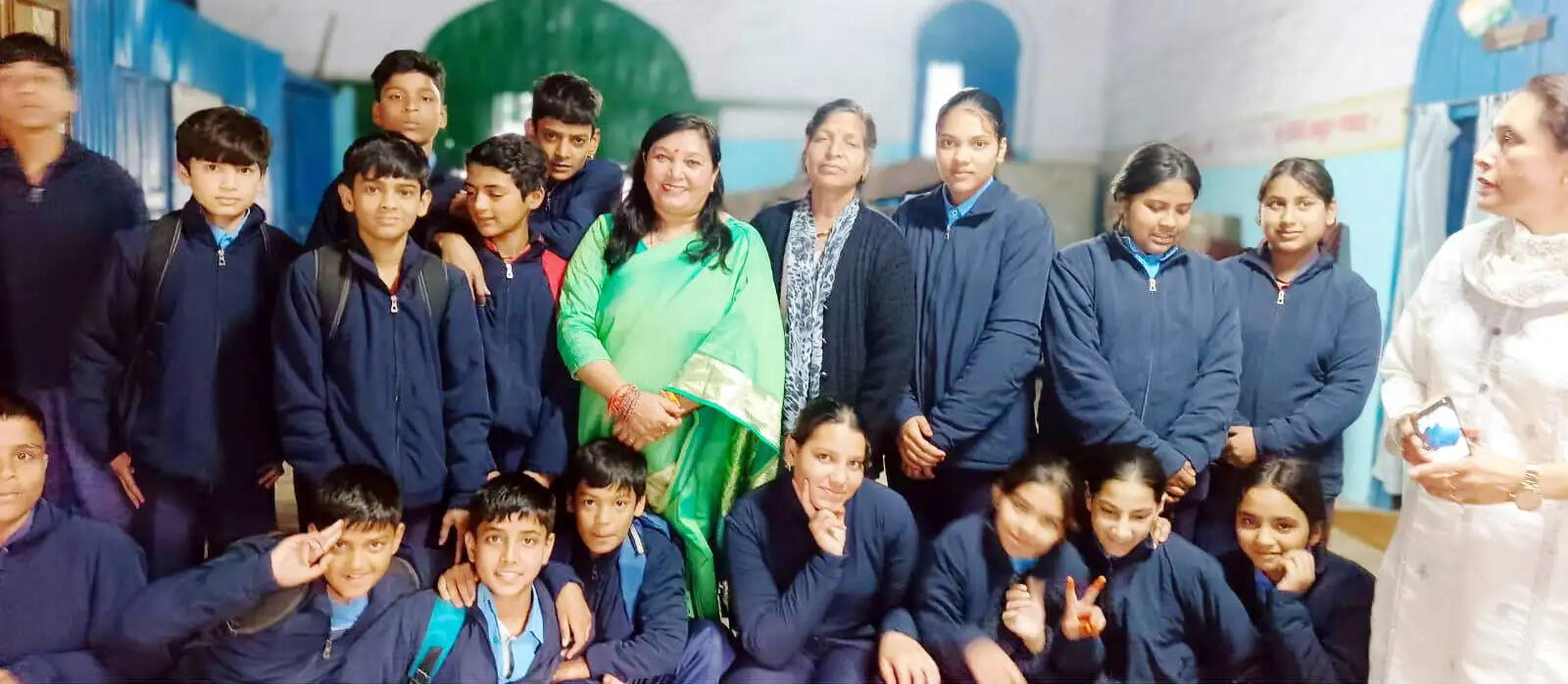 हिल ट्रैक सोसाइटी ने विद्यालयी बच्चों को वितरित की जैकेट