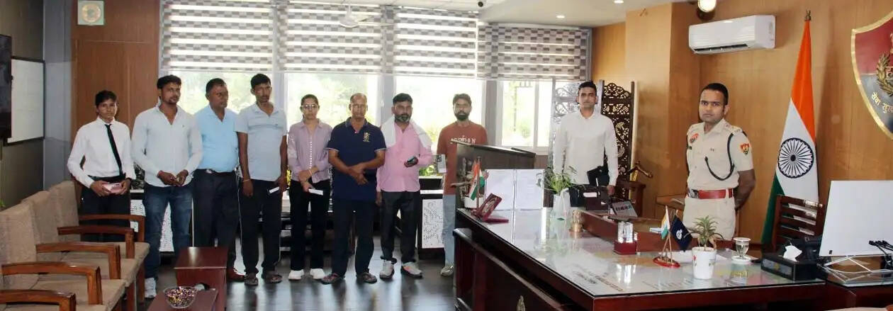 हिसार : गुम हुए मोबाइल वापस पाकर खिले चेहरों पर मुस्कान
