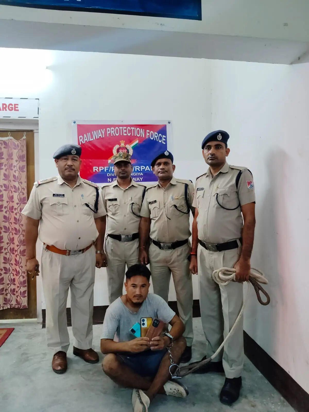 रंगापारा रेलवे स्टेशन पर चोरी के तीन मोबाइल समेत एक गिरफ्तार