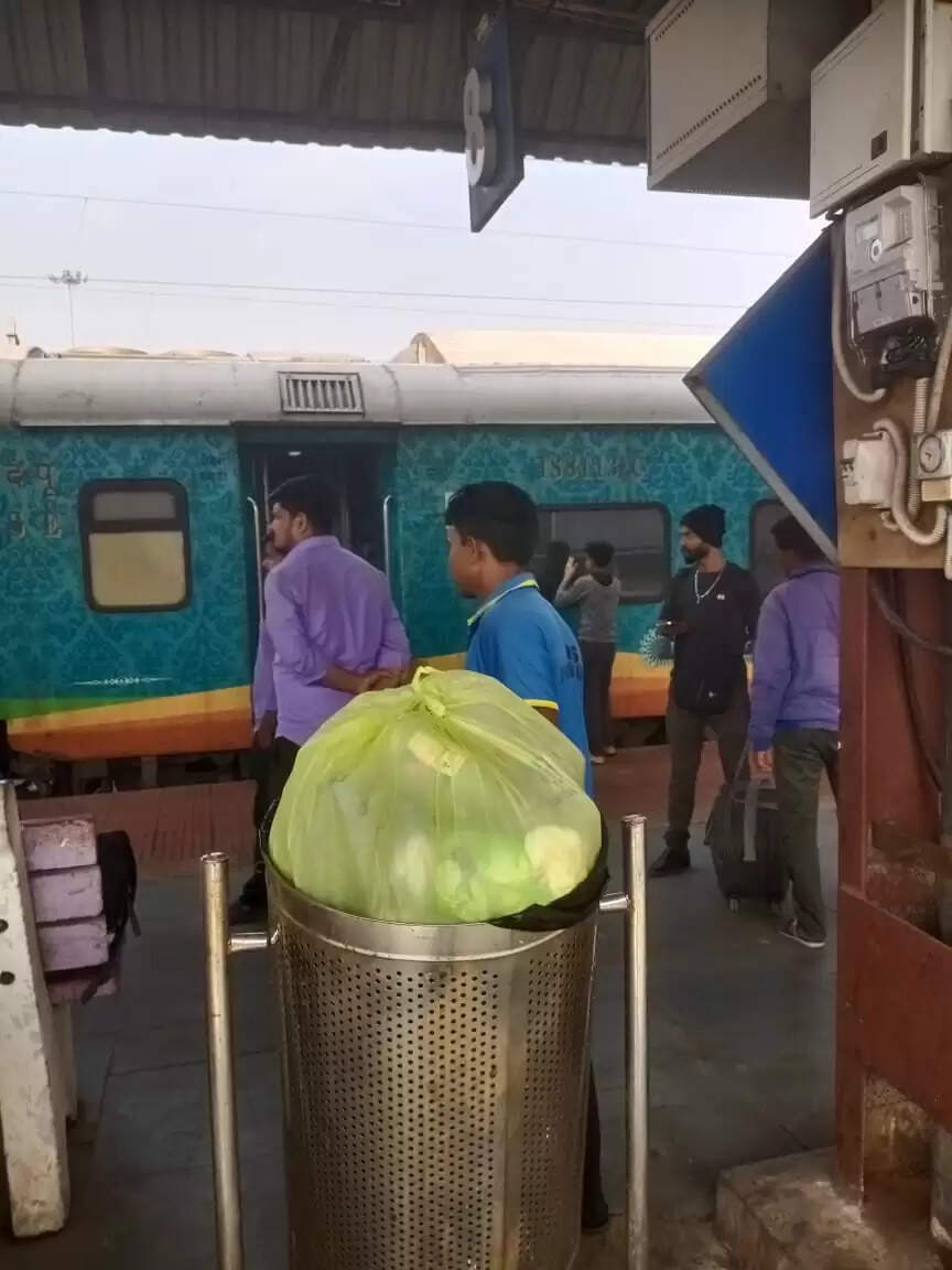 खड़गपुर मंडल में स्वच्छता अभियान जारी