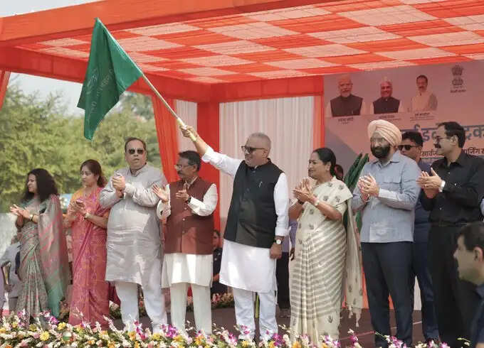 मुख्यमंत्री रेखा गुप्ता ने 150 नई इलेक्ट्रिक बसों को दिखाई हरी झंडी, पांच स्थानों पर ईवी चार्जिंग का शुभारंभ