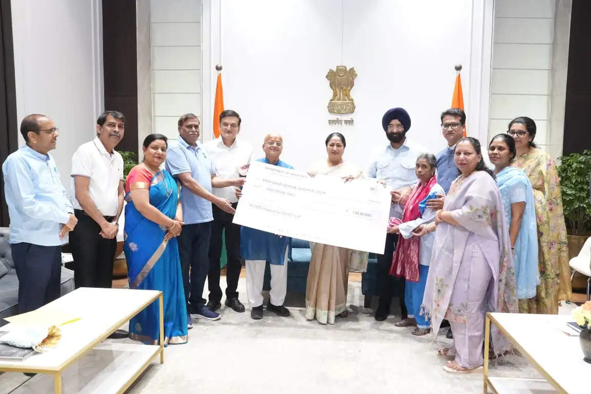 दिल्ली की मुख्यमंत्री ने शहीद कोरोना योद्धाओं के परिजनों को एक-एक करोड़ के चेक सौंपे