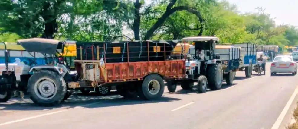 पानीपत: मार्किट कमेटी का सर्वर डाउन होने से अनाज मंडियों में ट्रैक्टर ट्रालीयों की लगी कतारें