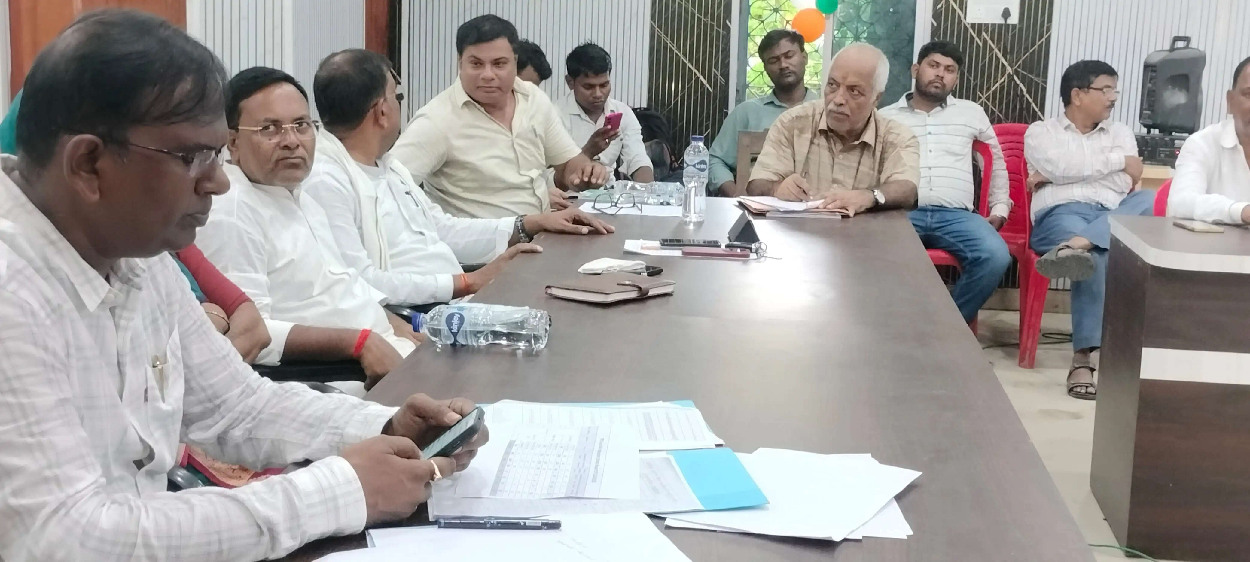 प्रखंड बीस सूत्री की बैठक हंगामेदार, पदाधिकारियों की अनुपस्थिति पर जताई नाराजगी