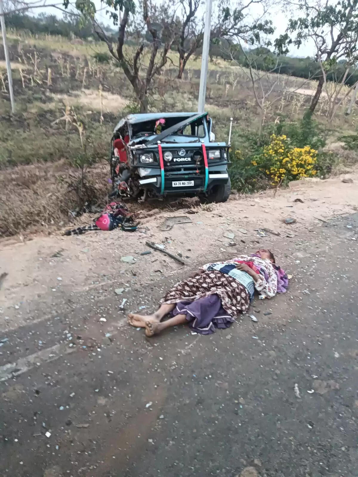 कर्नाटक में भीषण सड़क हादसे में 3 महिलाओं की मौत, 14 से अधिक लोग घायल