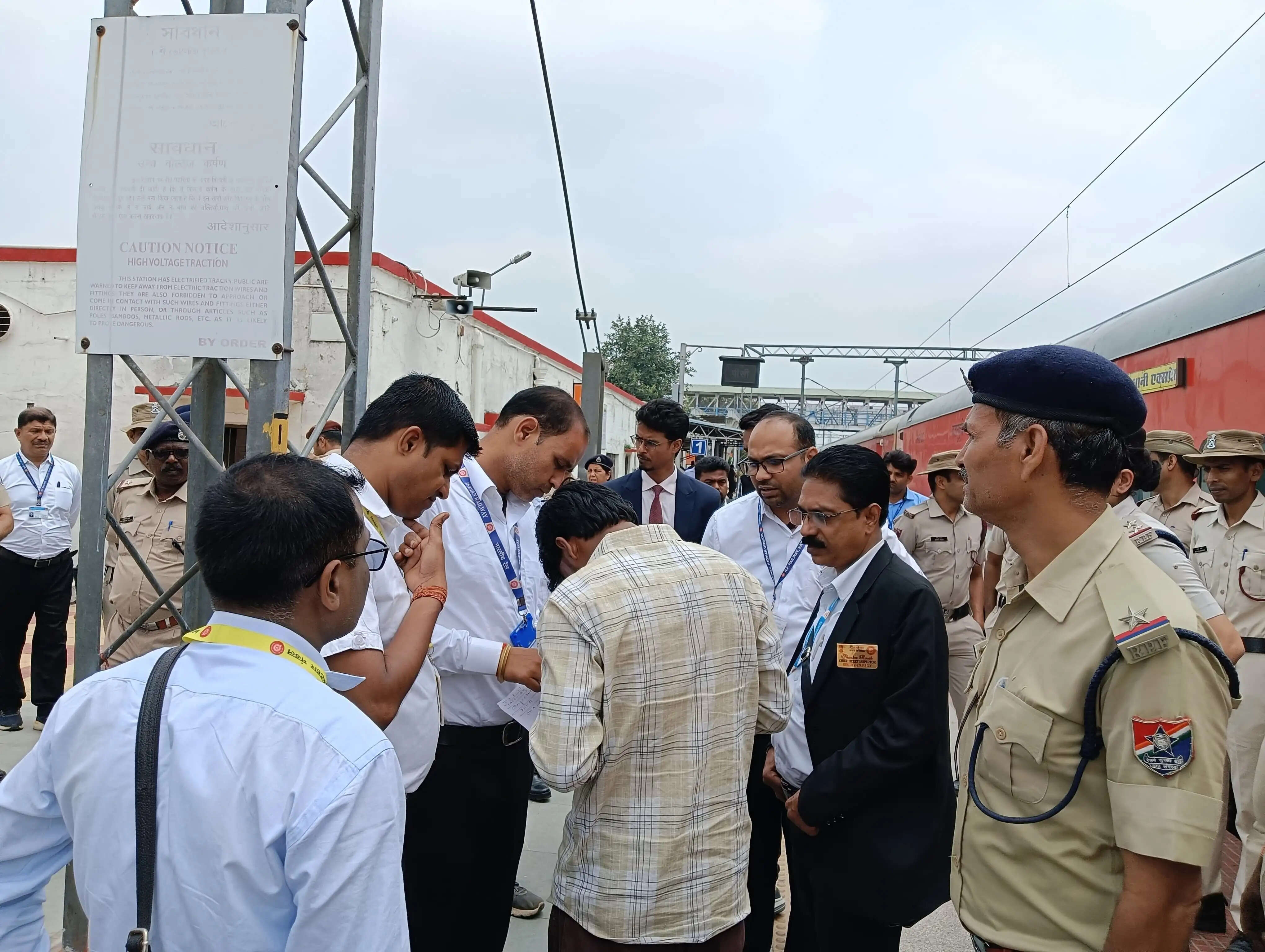 रेलवे का बड़ा एक्शन, राजधानी में 26 बेटिकट यात्री पकड़े, एसी कोच से गांजा जब्त
