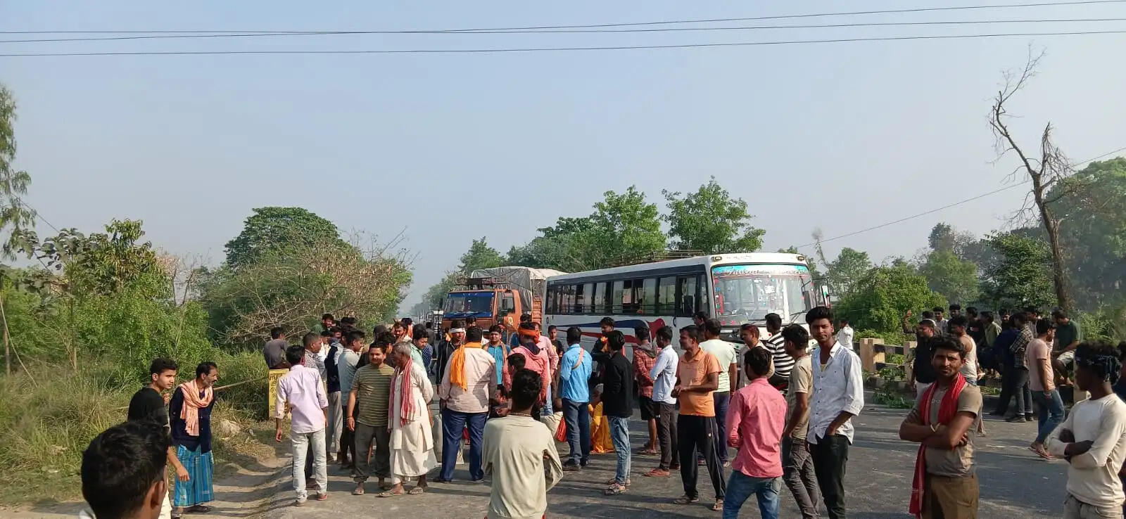 छठ स्तूप तोड़ने से ग्रामीणों में आक्रोश भड़का, एनएच727 पर यातायात अवरुद्ध