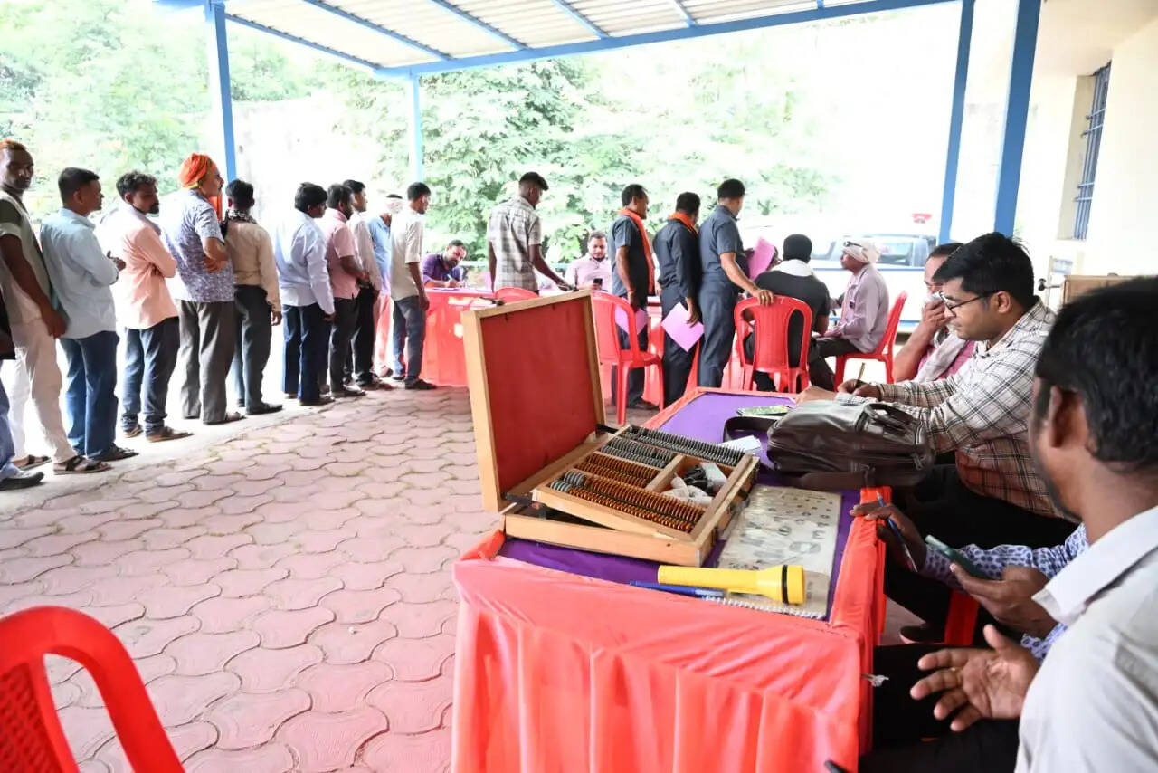 105 बस चालकों-परिचालकों का स्वास्थ्य एवं नेत्र परीक्षण, सड़क सुरक्षा के प्रति किया गया जागरूक