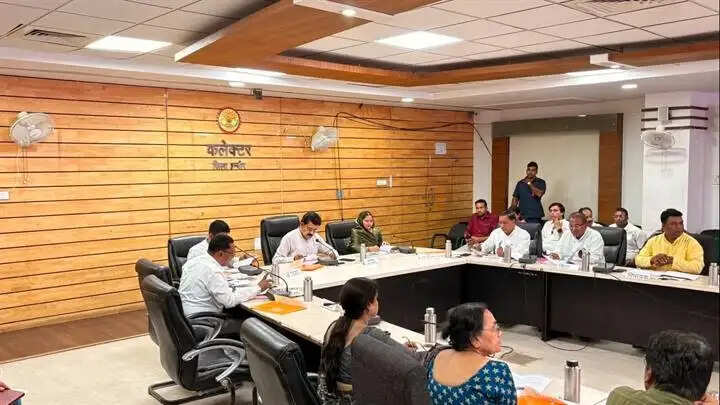इंदौरः दिशा समिति की बैठक में हुई विकास योजनाओं की विस्तृत समीक्षा